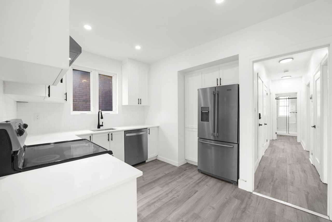 166 Wentworth St S - Photo 4 of 20