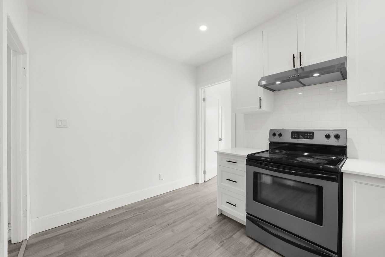 166 Wentworth St S - Photo 7 of 20