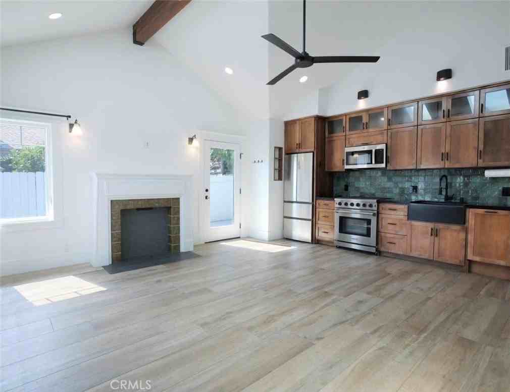 446 W 40th St - Photo 4 of 22