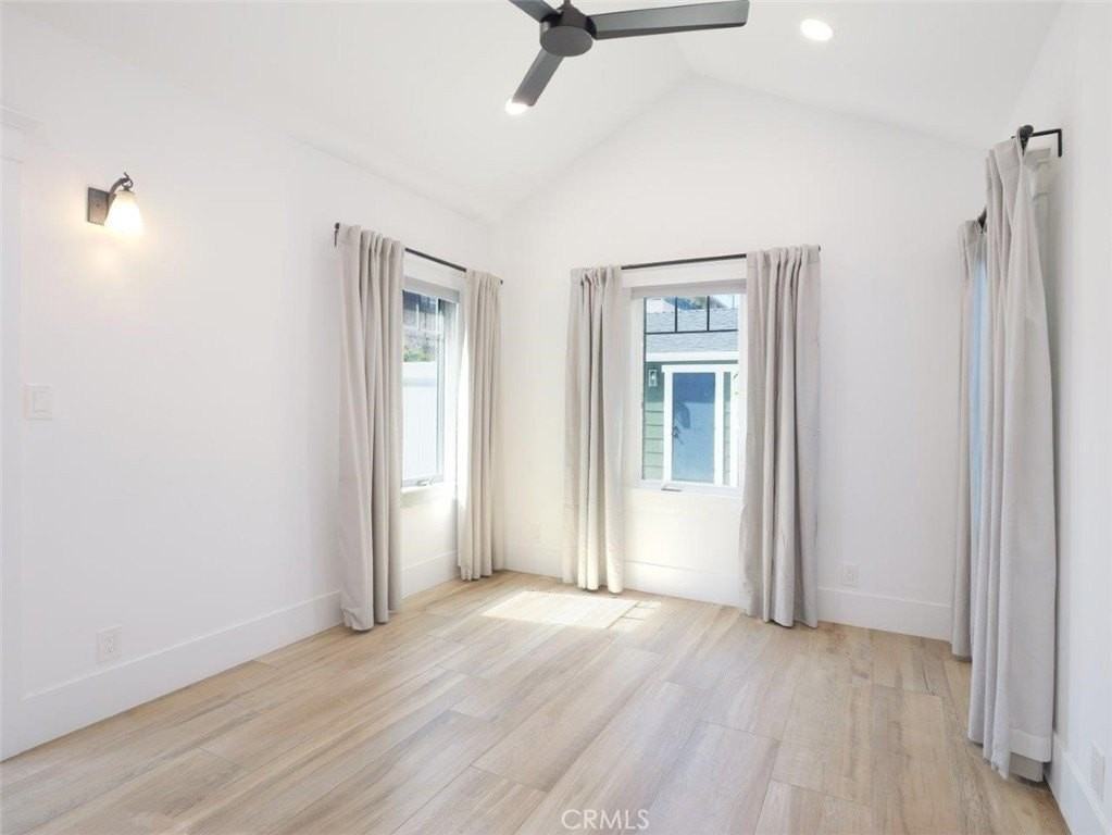 446 W 40th St - Photo 6 of 22