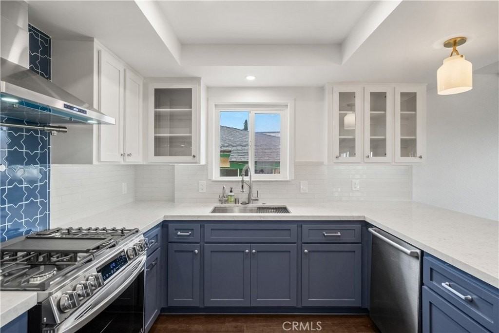 1066 W 11th St #4 - Photo 3 of 34