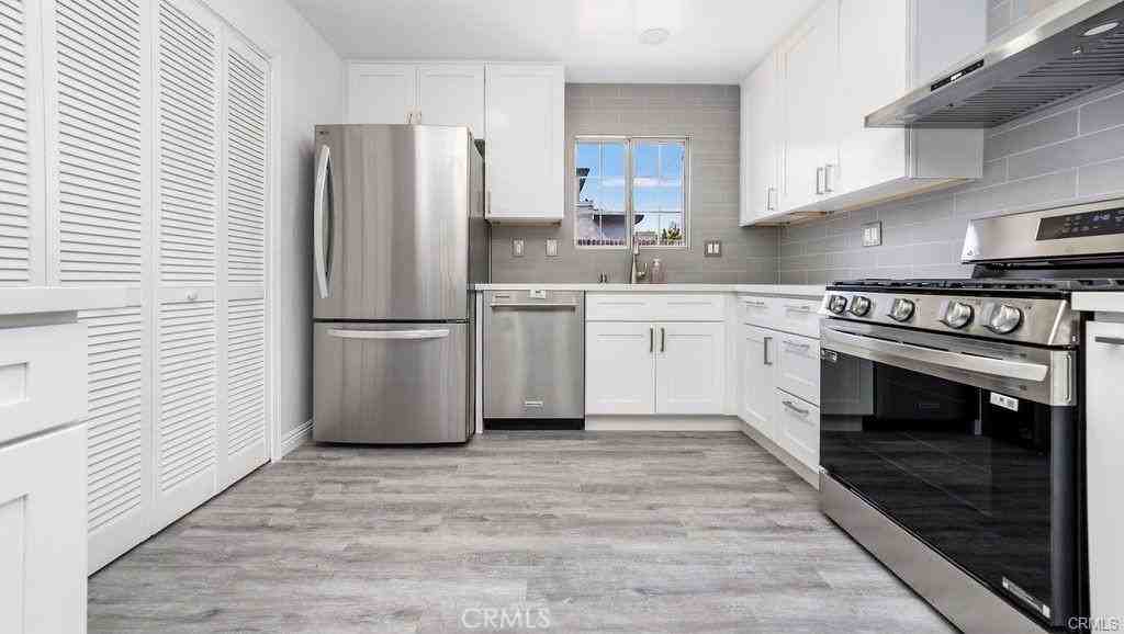 2323 Harriman Ln - Photo 3 of 20