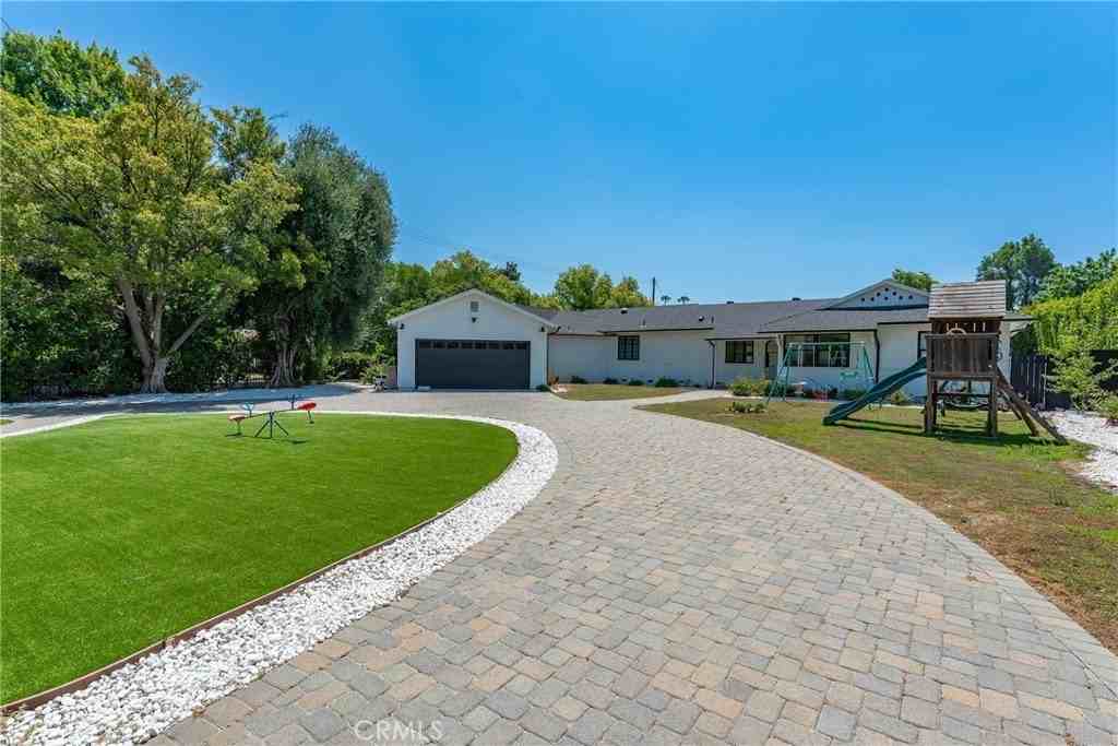 22960 Calvert St - Photo 4 of 50