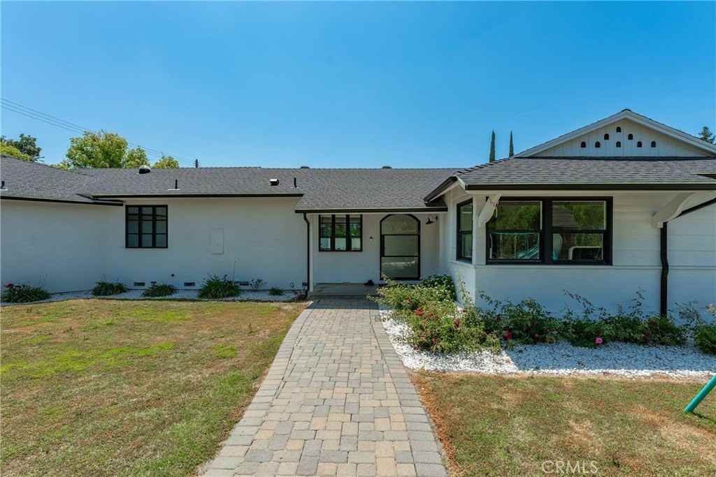 22960 Calvert St - Photo 7 of 50
