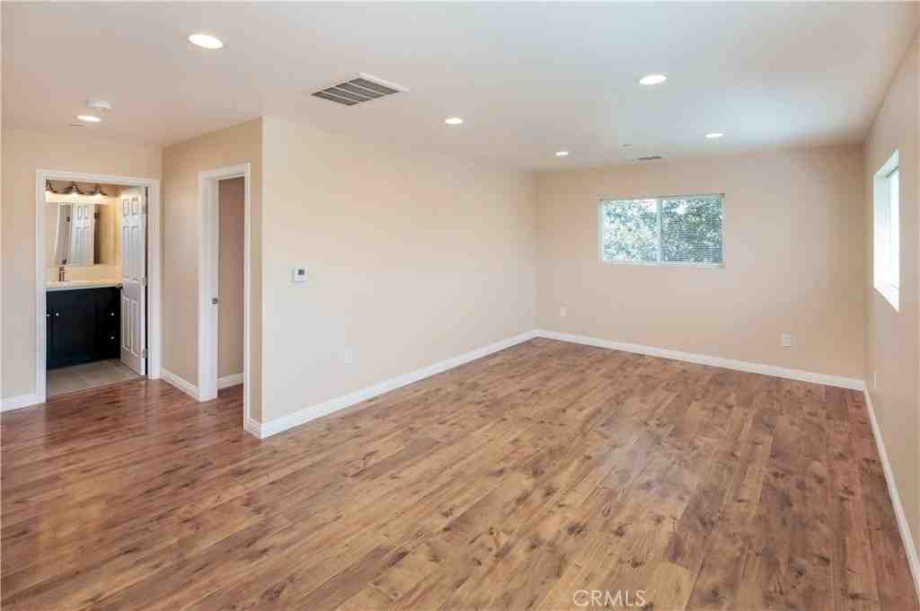 17134 Saticoy St - Photo 2 of 12