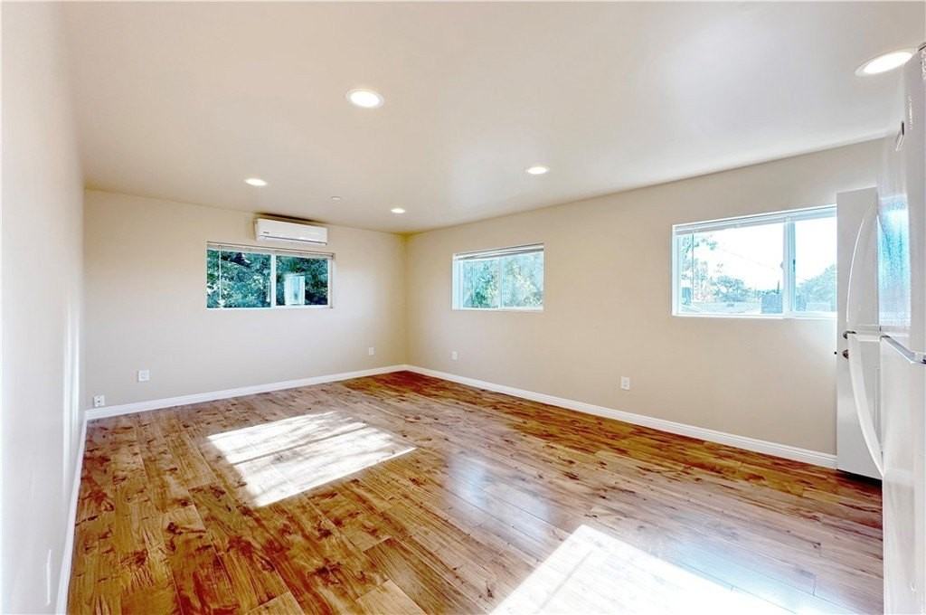 17134 Saticoy St - Photo 3 of 12