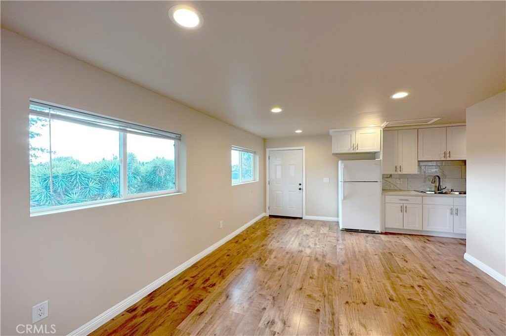 17134 Saticoy St - Photo 4 of 12