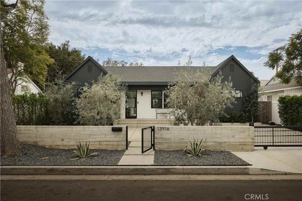 13916 La Maida St - Photo 2 of 31