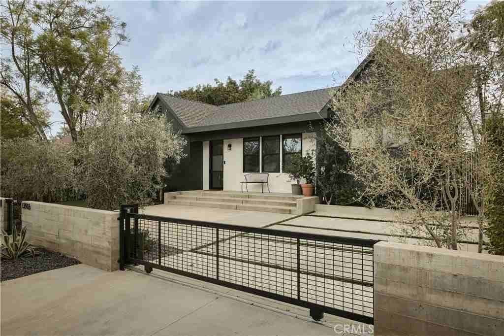 13916 La Maida St - Photo 3 of 31