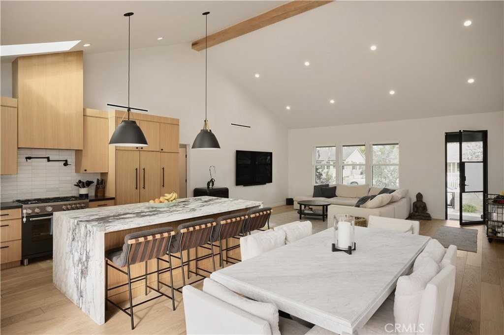13916 La Maida St - Photo 4 of 31
