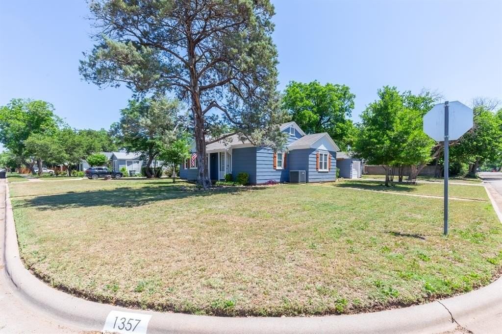 1357 Santos St - Photo 4 of 40