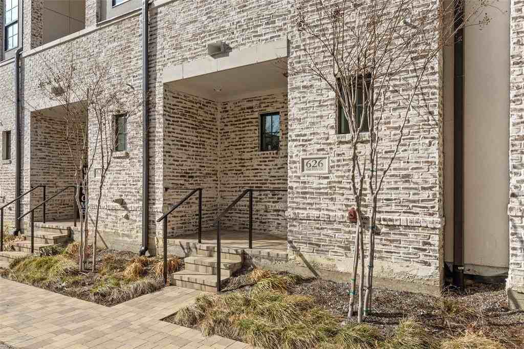626 Dalton Ln - Photo 4 of 40