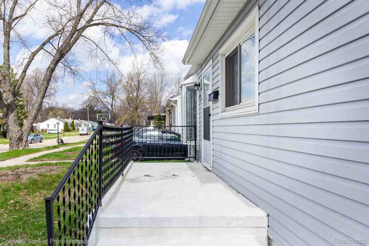 27700 Dartmouth St - Photo 3 of 28