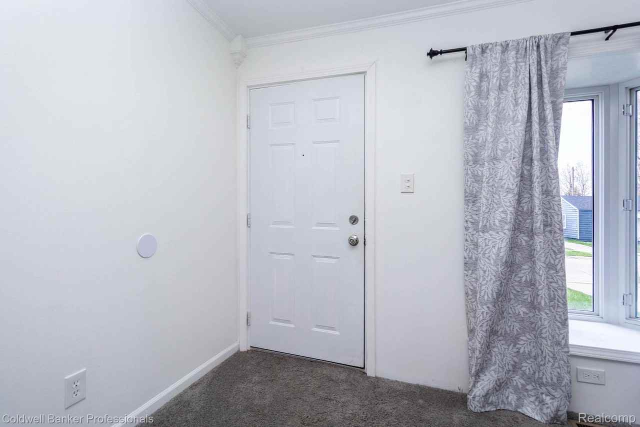 27700 Dartmouth St - Photo 5 of 28
