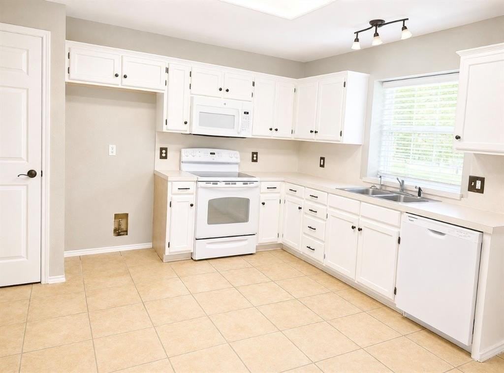 115 Trinity St - Photo 4 of 8