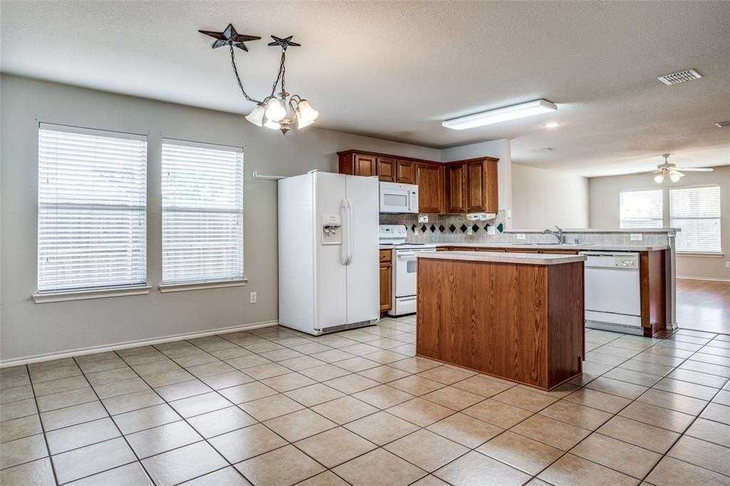 821 Oak Hollow Ln - Photo 7 of 25