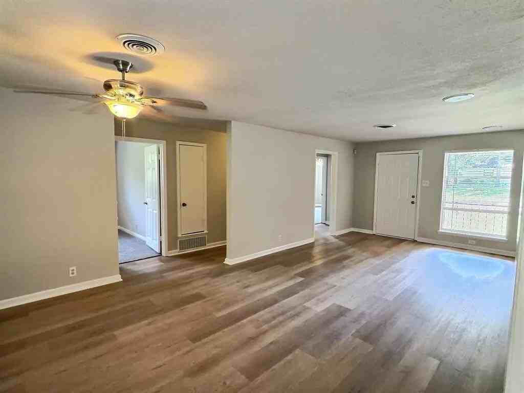 111 Doris Dr - Photo 4 of 23