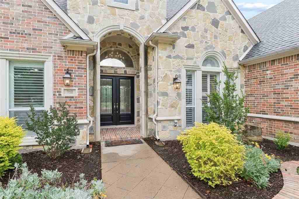 712 Castle Creek Dr - Photo 3 of 36