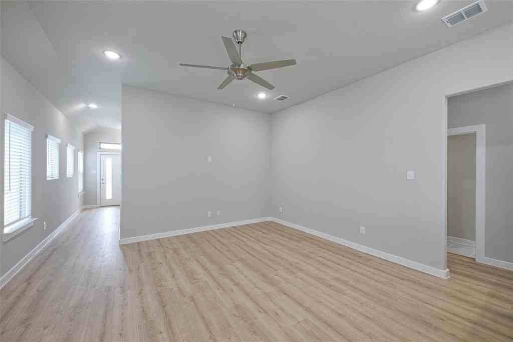 3032 Leatherwood Ln - Photo 3 of 16