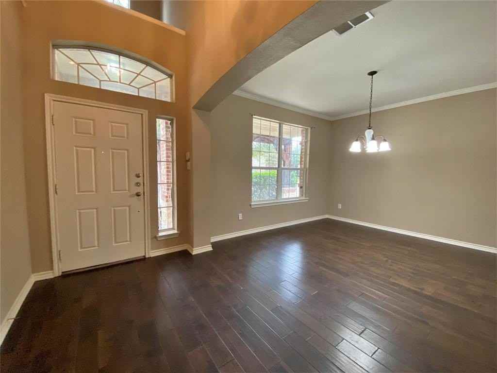 7701 Mapleridge Dr - Photo 3 of 23