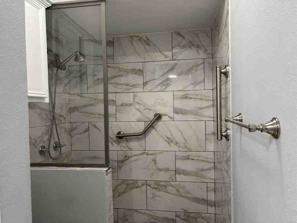 2810 Clear Springs Dr - Photo 7 of 23