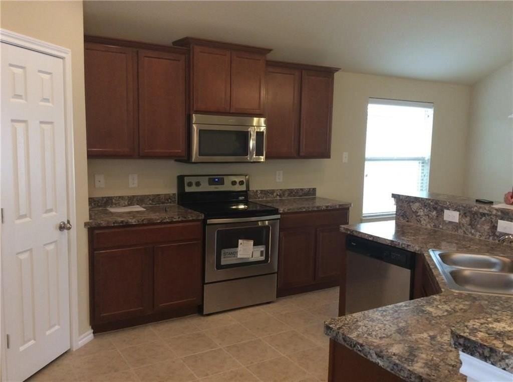 2824 Stonewall Ln - Photo 2 of 14