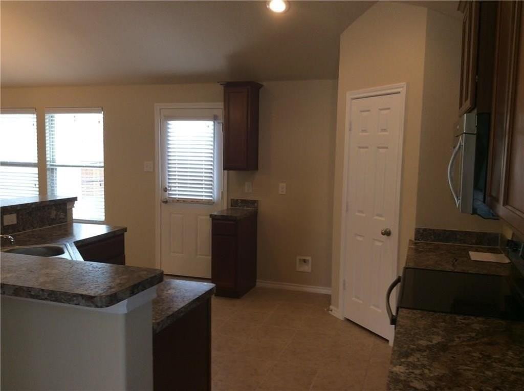 2824 Stonewall Ln - Photo 3 of 14