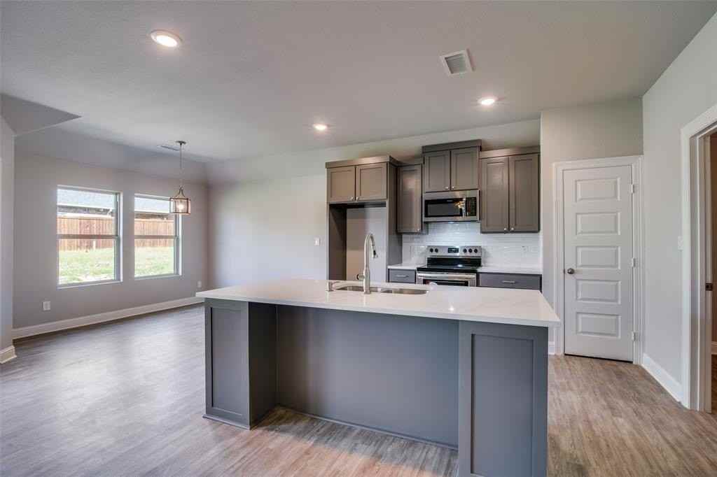 2800 Rodeo Dr - Photo 3 of 12