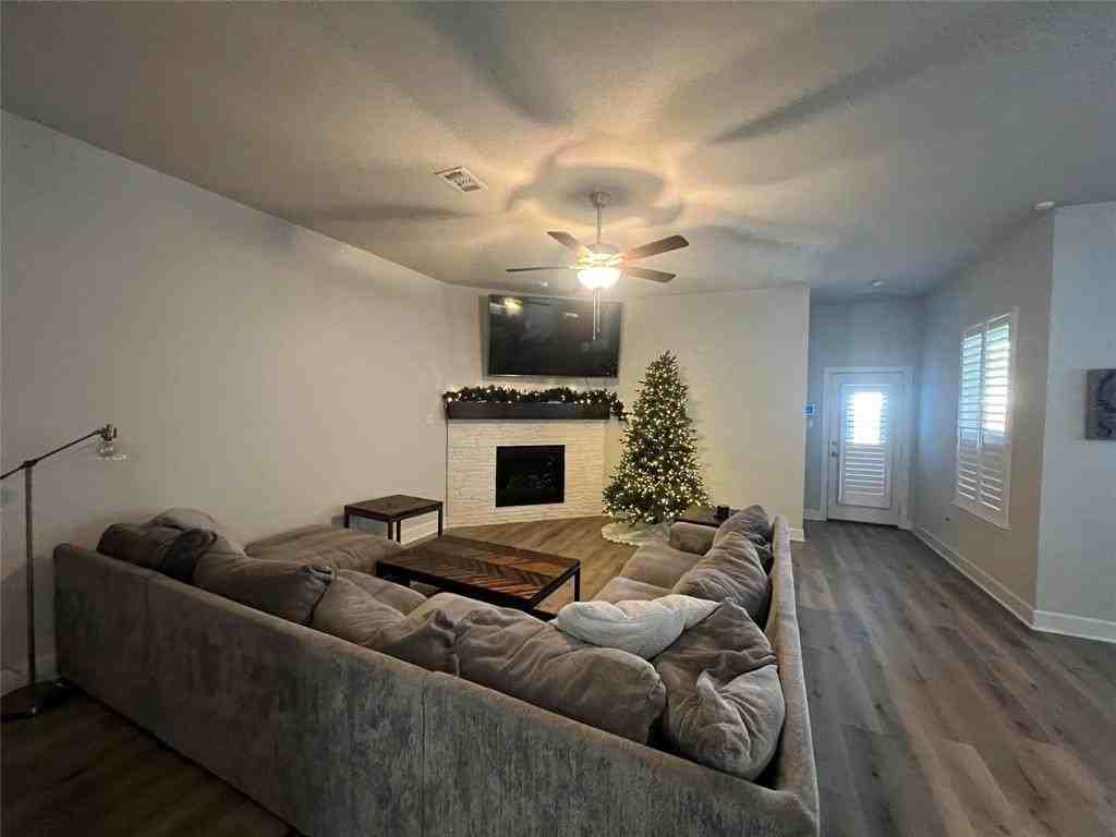 9208 Crockett Dr - Photo 2 of 14