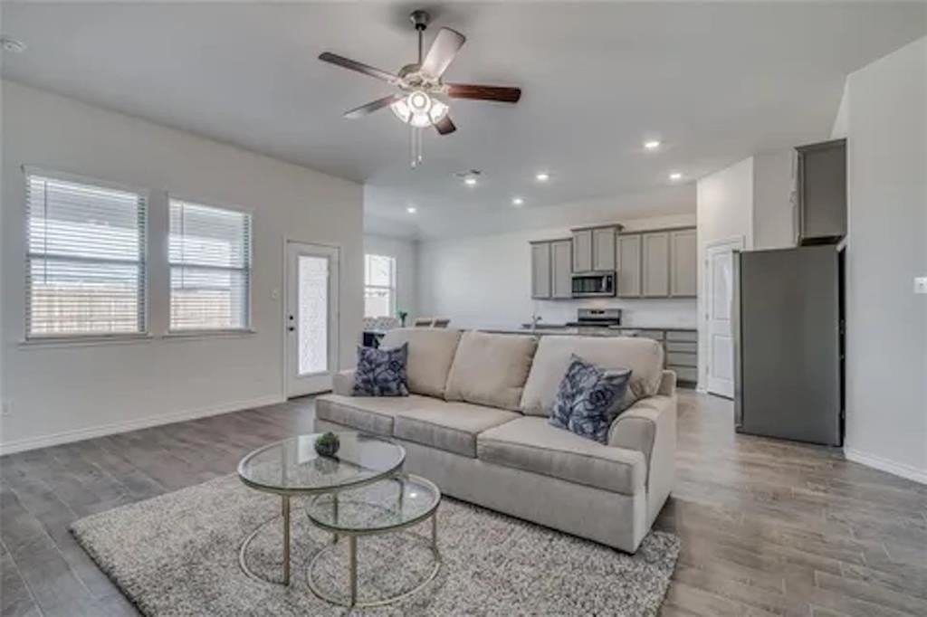 10423 Fountain Gate St - Photo 6 of 36