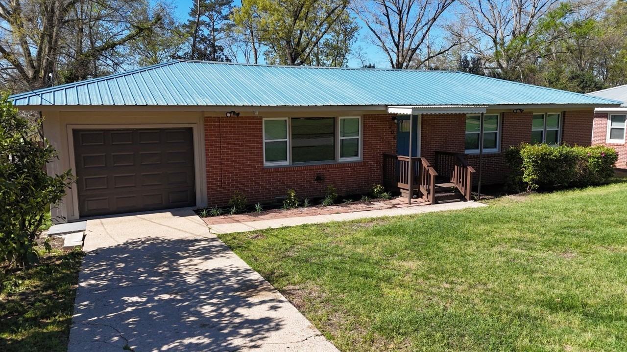 204 Dixie Dr - Photo 2 of 19