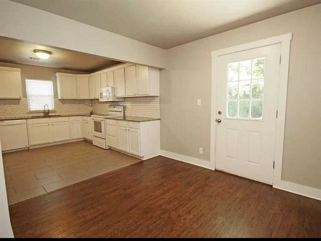 1205 W Brooks St - Photo 5 of 11