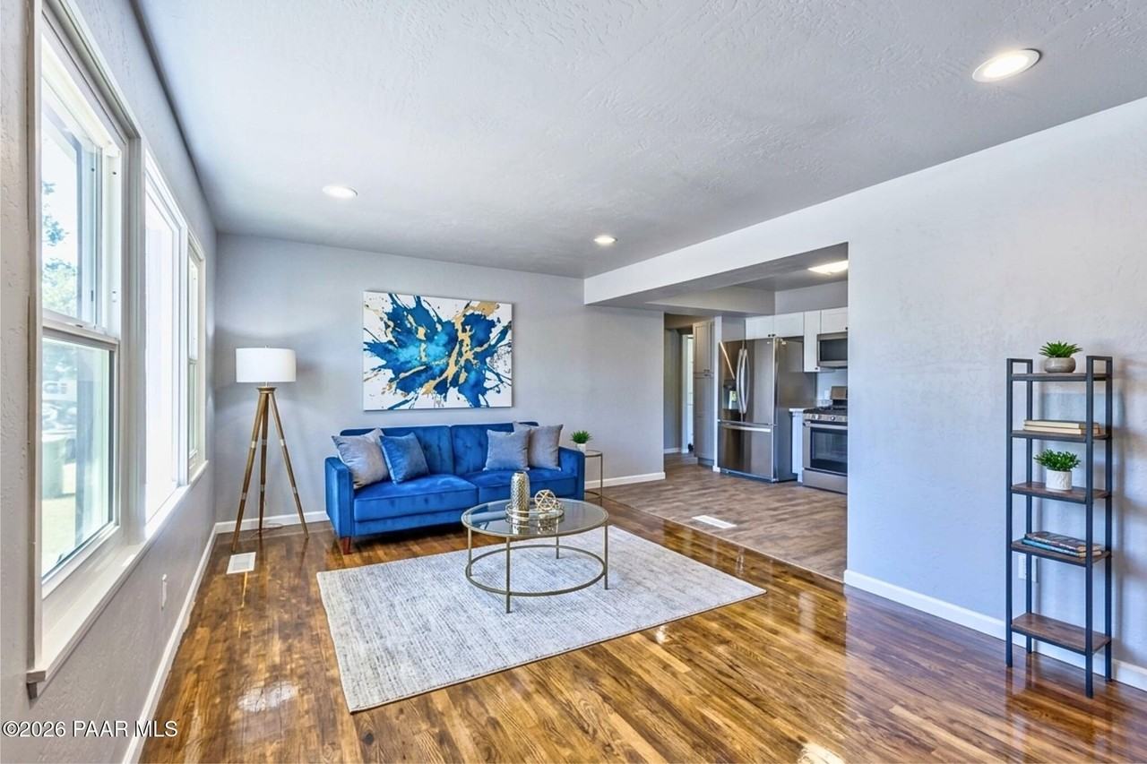 844 Flora St - Photo 3 of 18