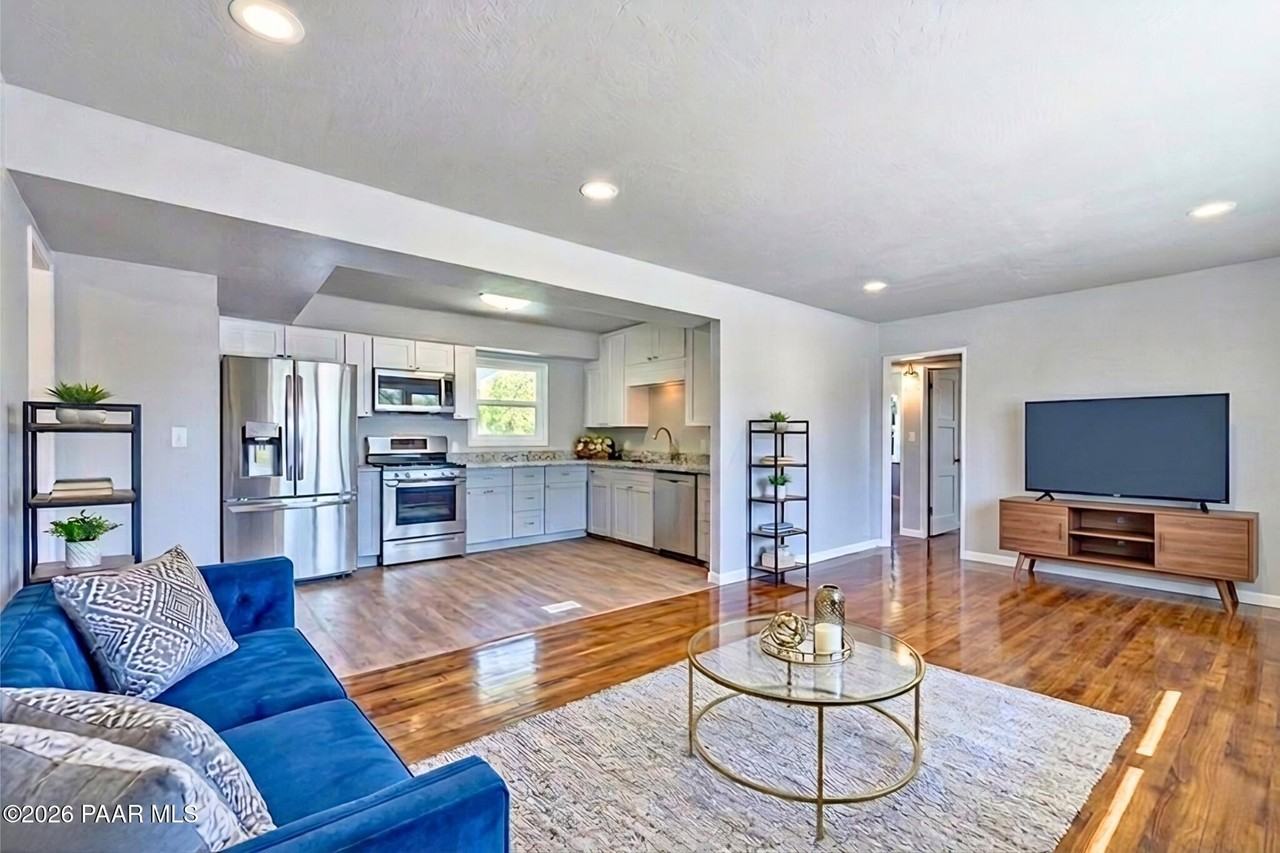 844 Flora St - Photo 4 of 18