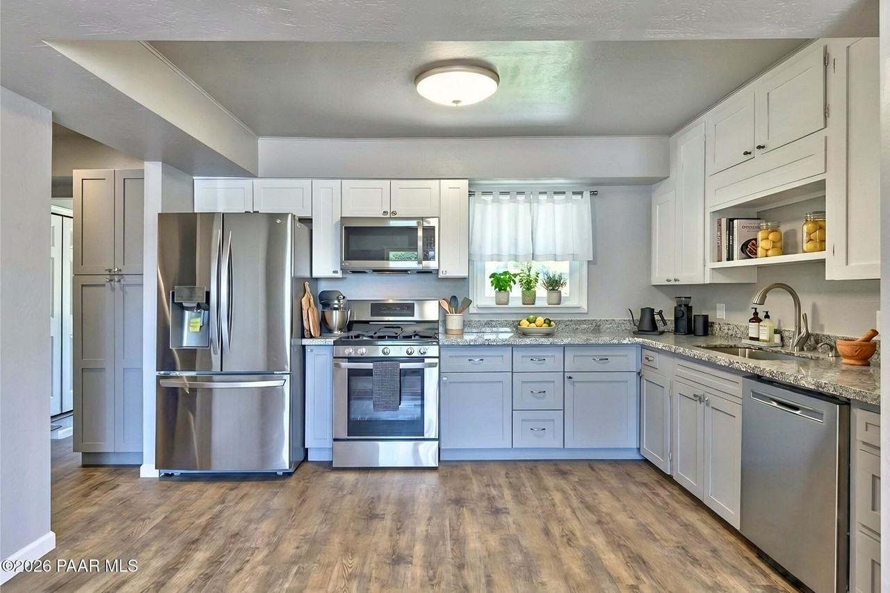 844 Flora St - Photo 5 of 18