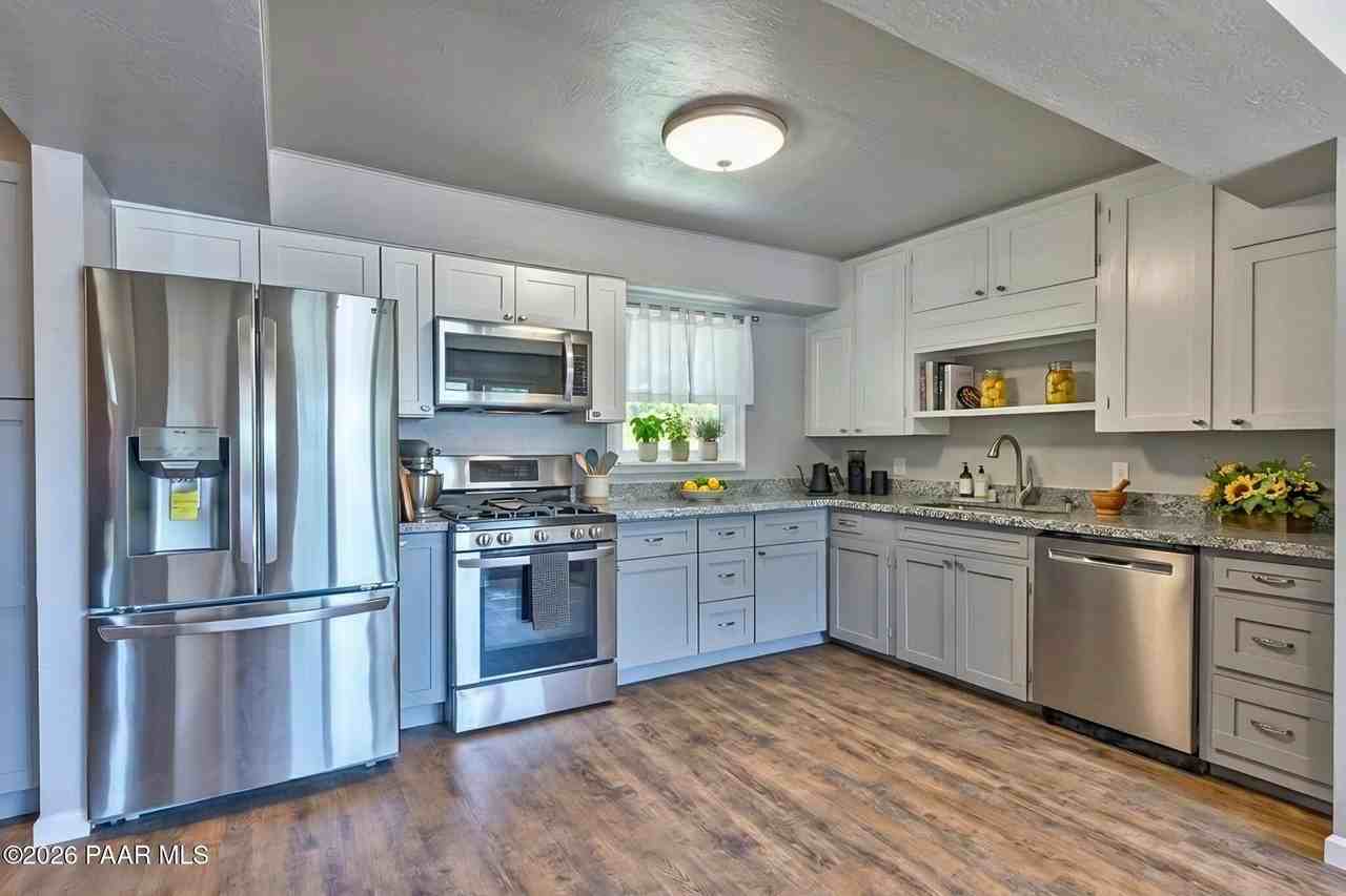 844 Flora St - Photo 6 of 18