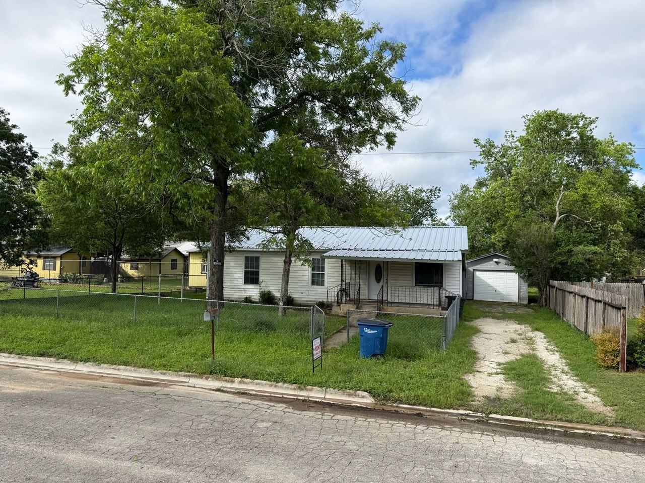 784 Samuels St - Photo 2 of 21
