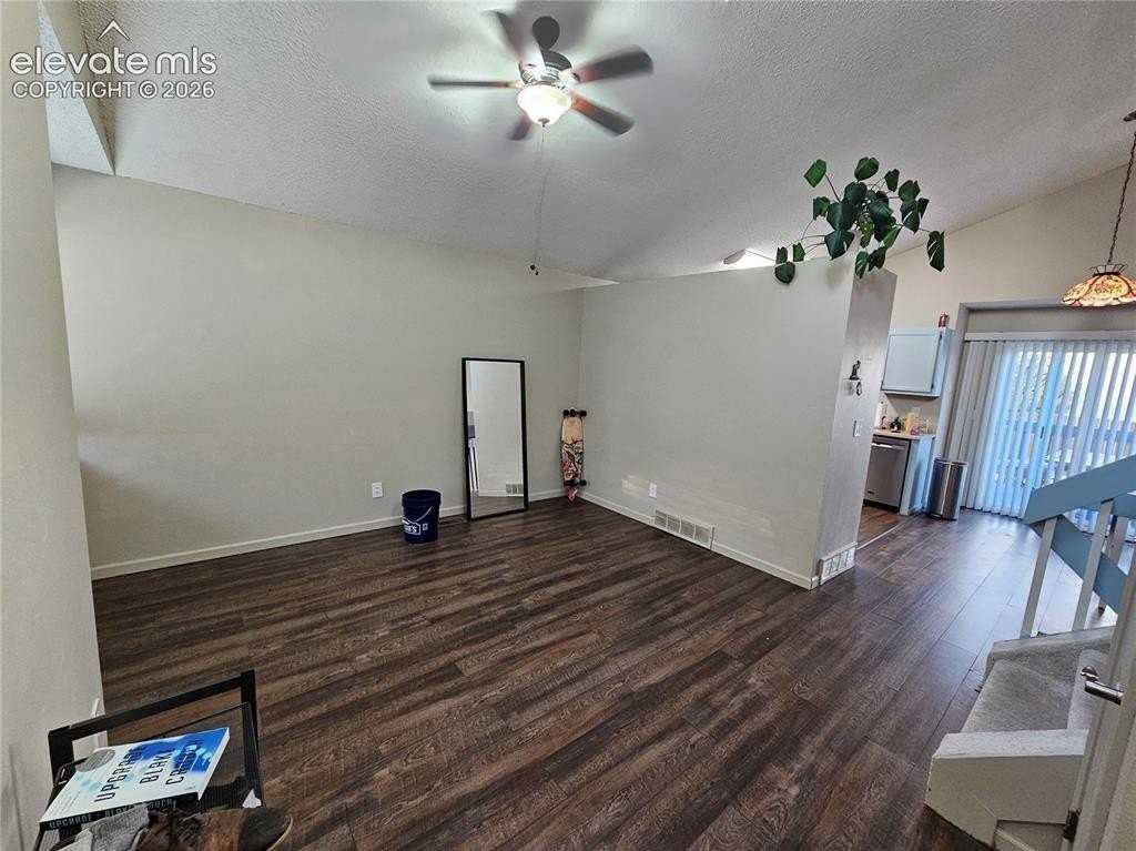 880 Crandall Dr - Photo 2 of 19