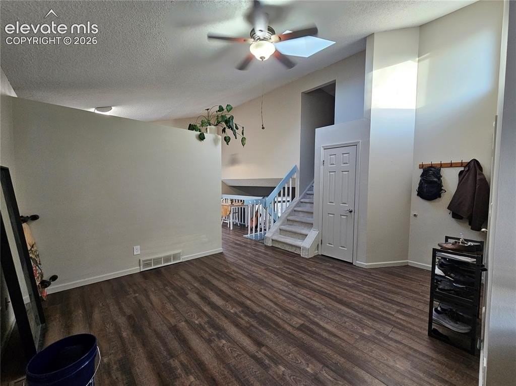 880 Crandall Dr - Photo 3 of 19