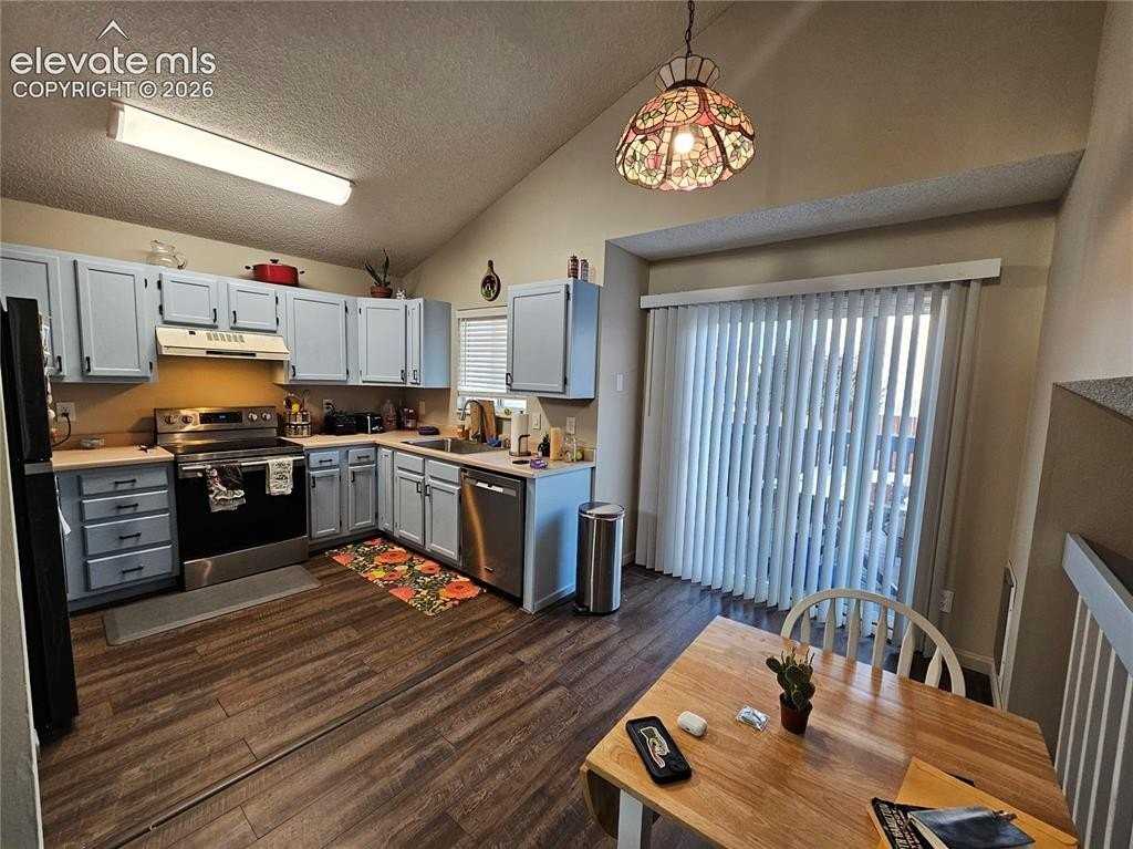 880 Crandall Dr - Photo 4 of 19