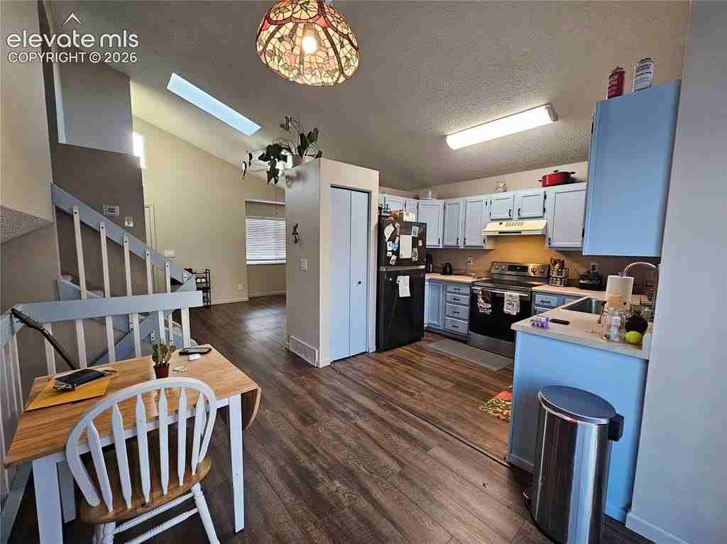 880 Crandall Dr - Photo 5 of 19