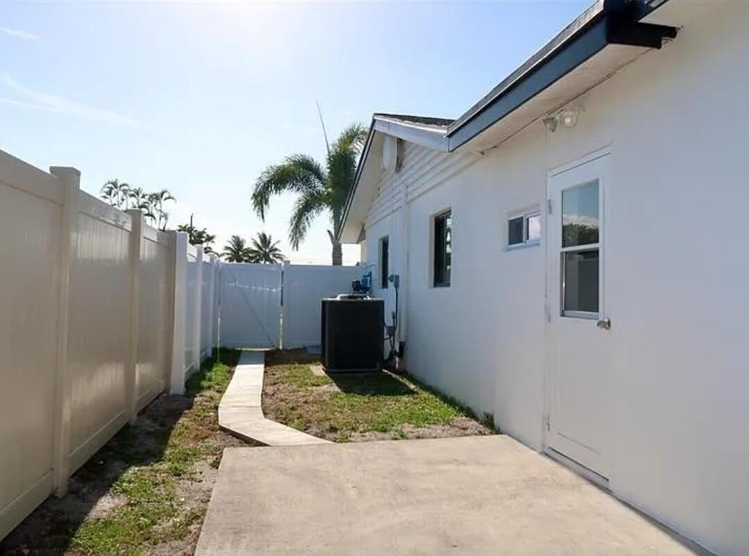 436 Fontana Dr - Photo 2 of 13