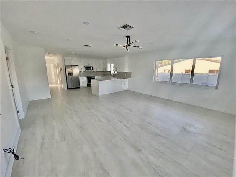 2635 Ne 17th St #2635 - Photo 3 of 14
