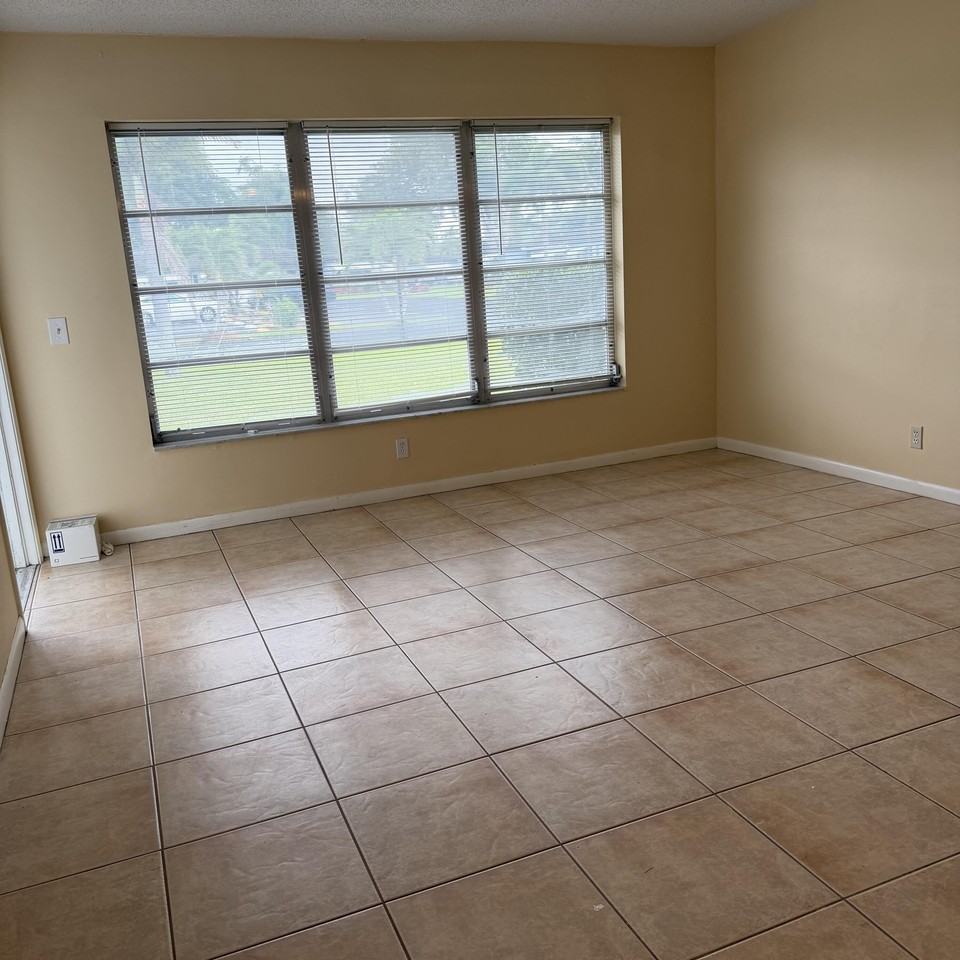 707 High Point Blvd N #C - Photo 2 of 20