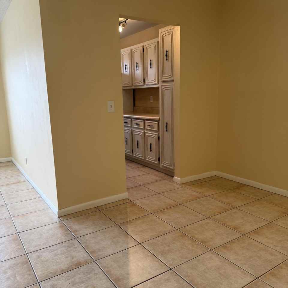 707 High Point Blvd N #C - Photo 4 of 20