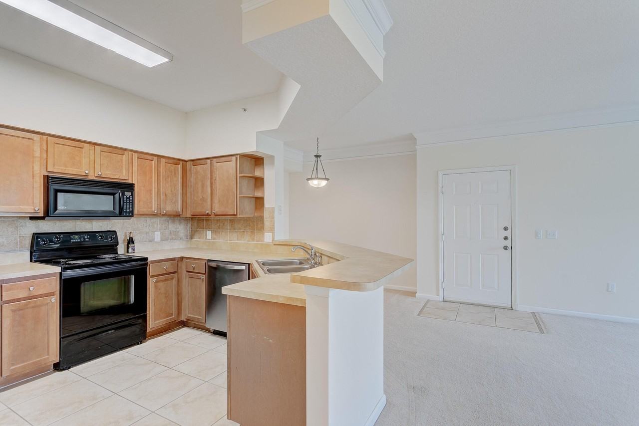 9303 Myrtlewood Cir W - Photo 6 of 45