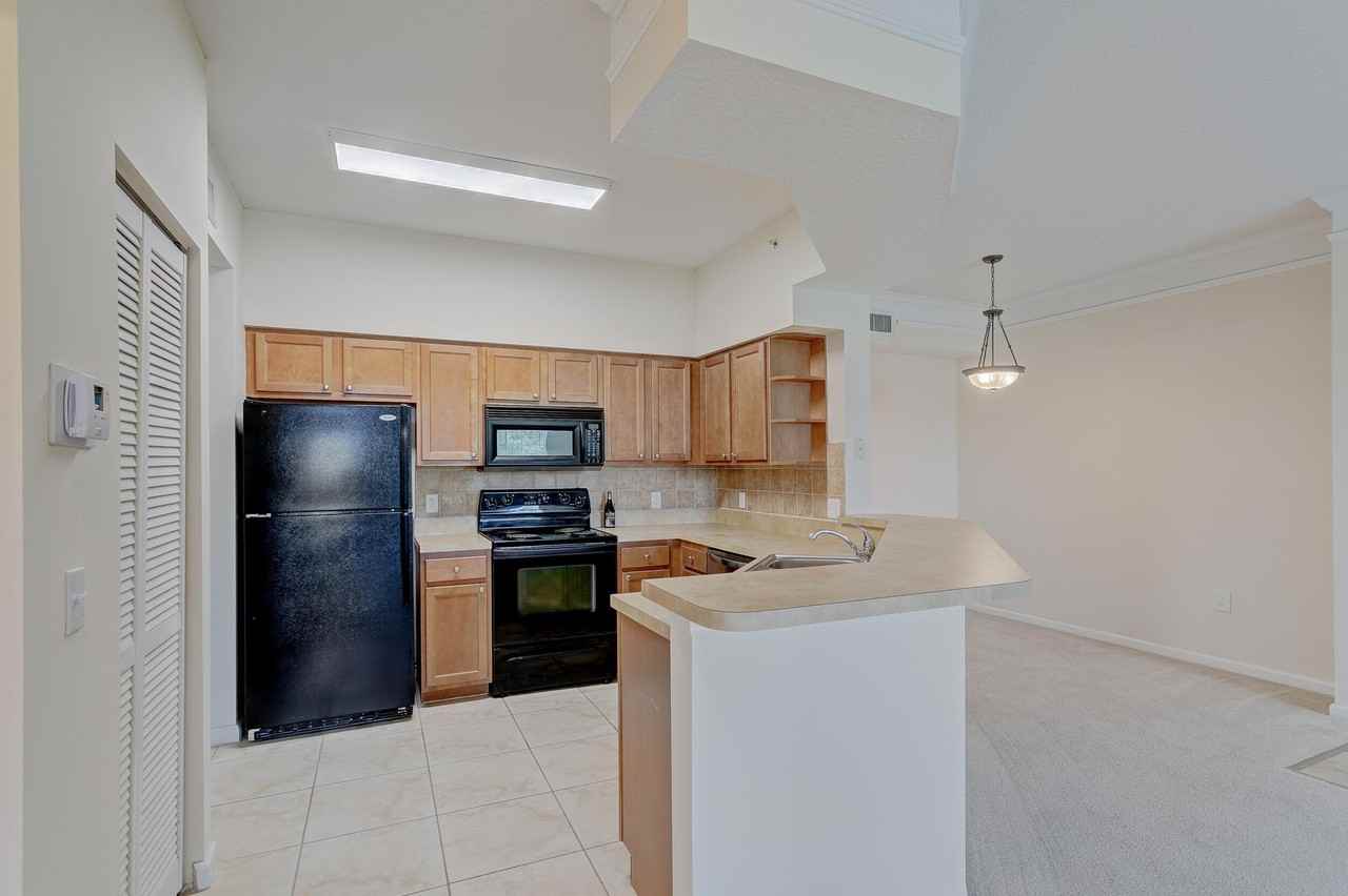 9303 Myrtlewood Cir W - Photo 7 of 45