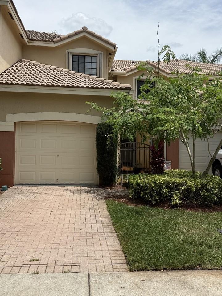3909 Tree Top Dr #3909 - Photo 2 of 16