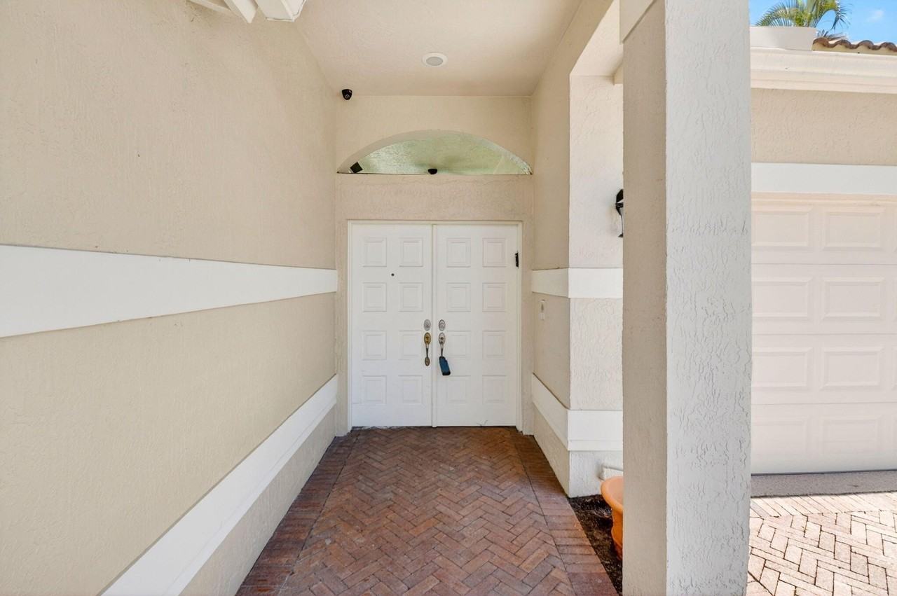 5063 Ventura Dr - Photo 3 of 50