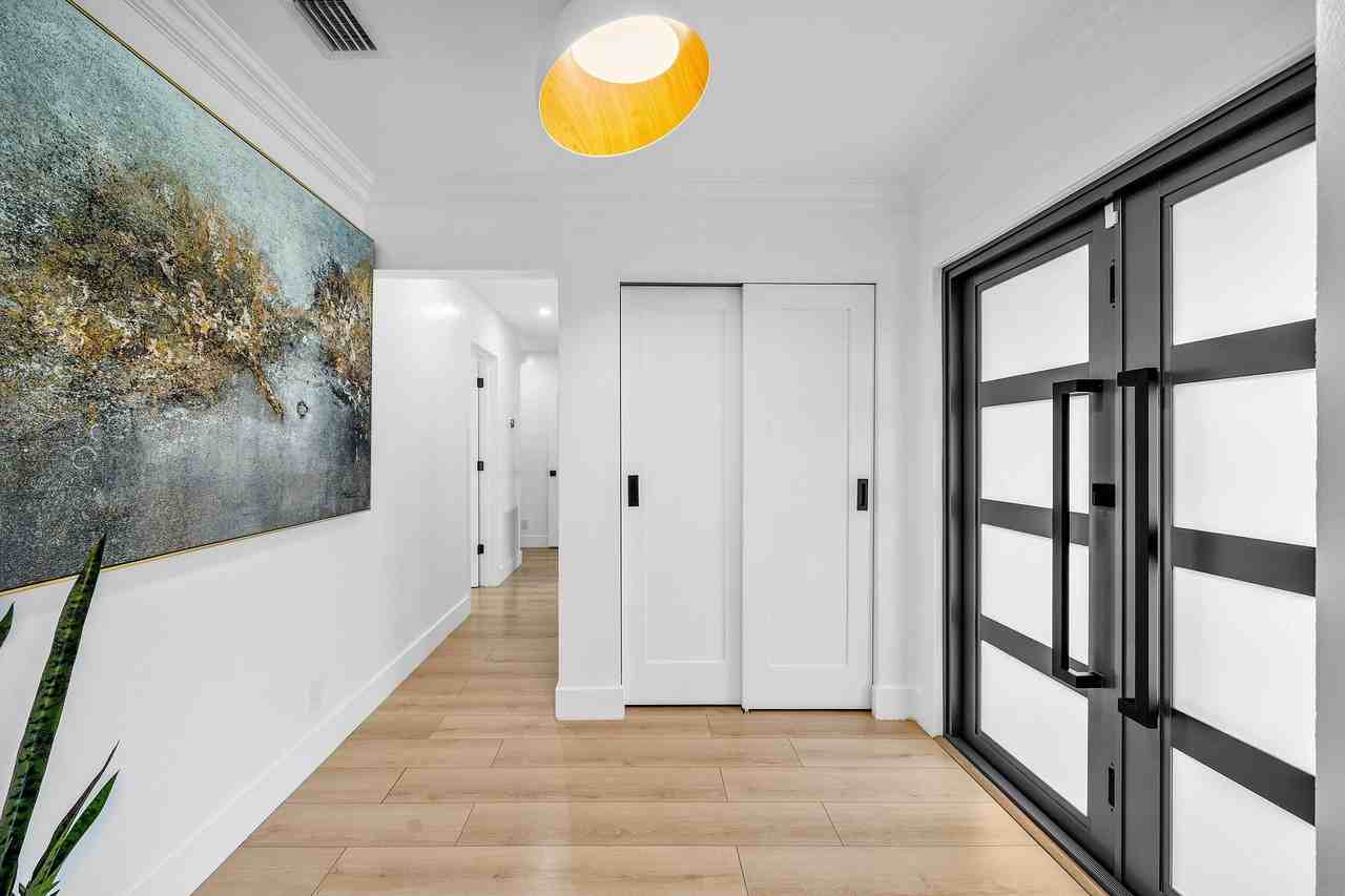 2866 Sw 8th St - Photo 4 of 39